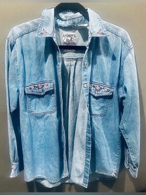 Women’s Vintage Embroidered Floral details light Wash denim button up top Sz M